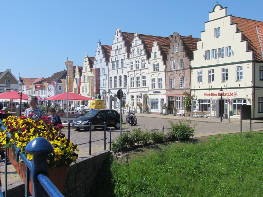 Apartments Im Froschhaus Mit Fruehstueckskuechen Friedrichstadt Buitenkant foto